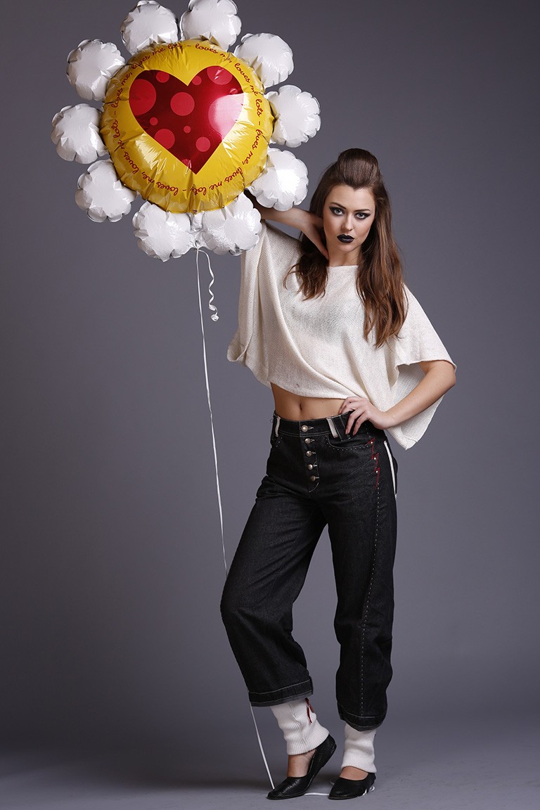 Девушка в модной одежде с шариком