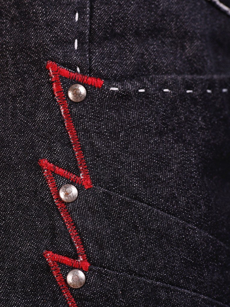 Красный шов на темных джинсах
