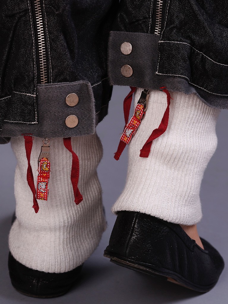 Белые носки с красными лентами