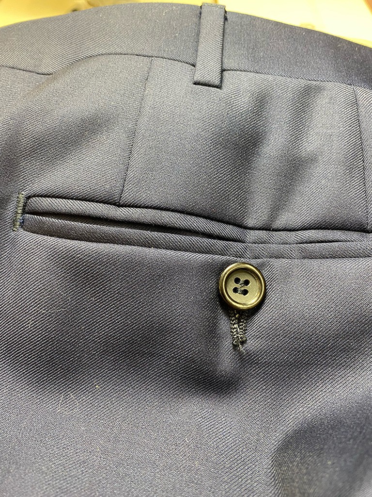 Задник карман классических мужских брюк